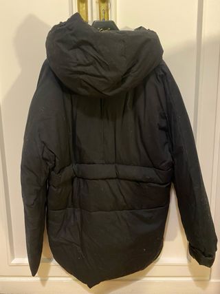 Abrigo negro con cremallera