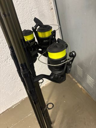 Cañas de pescar con carretes
