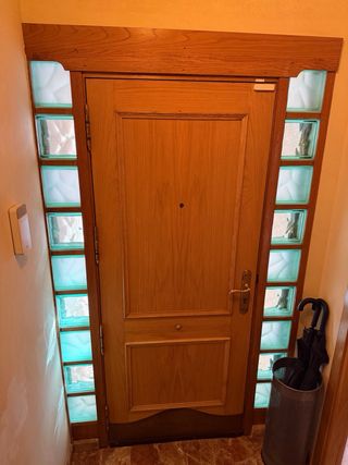 Puerta principal de madera