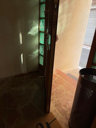 Puerta principal de madera