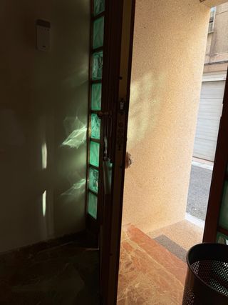 Puerta principal de madera