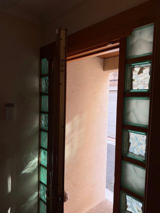 Puerta principal de madera