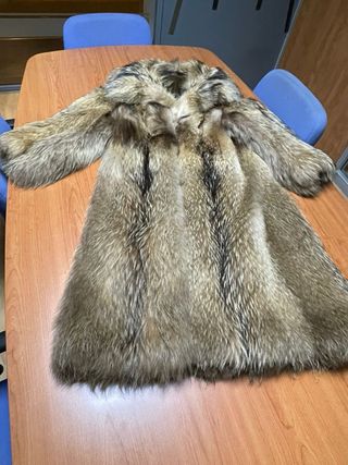 Abrigo de piel beige y marrón