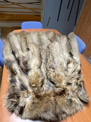 Abrigo de piel beige y marrón