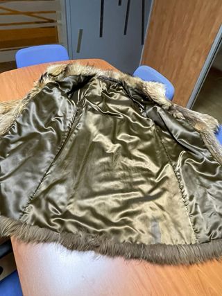 Abrigo de piel beige y marrón