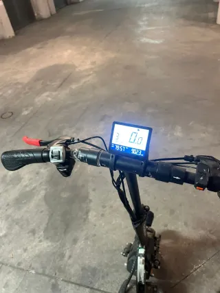 Patín eléctrico el manilla está roto