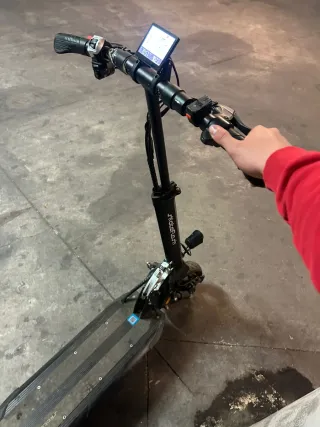 Patín eléctrico el manilla está roto