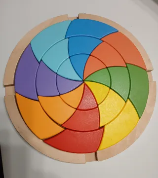 Puzzle circular de madera.