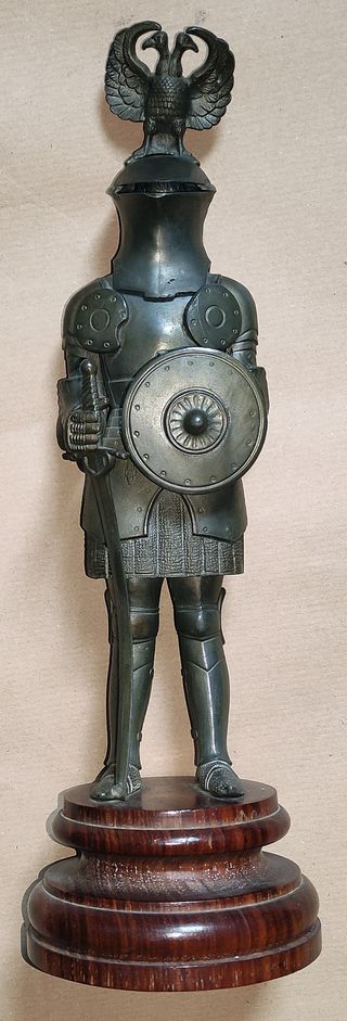 Statua cavaliere medievale vintage base legno