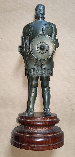 Statua cavaliere medievale vintage base legno
