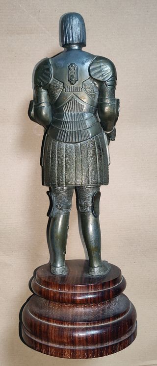 Statua cavaliere medievale vintage base legno
