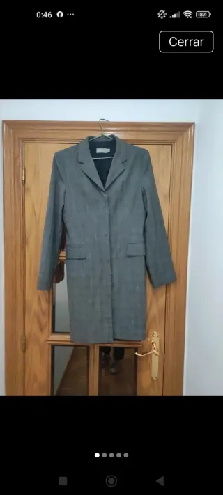 Chaqueta larga gris. Marca-Mango