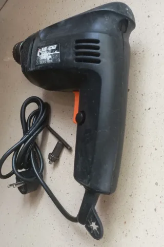 Taladro Black & Decker 550W + 18 Brocas Variadas