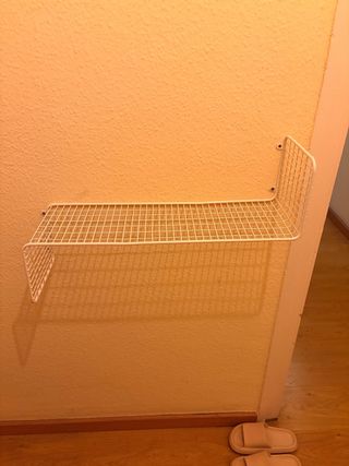 Estantería de pared metálica blanca