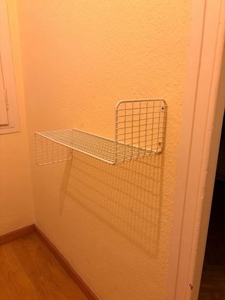 Estantería de pared metálica blanca