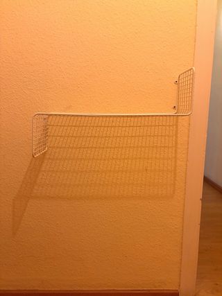 Estantería de pared metálica blanca