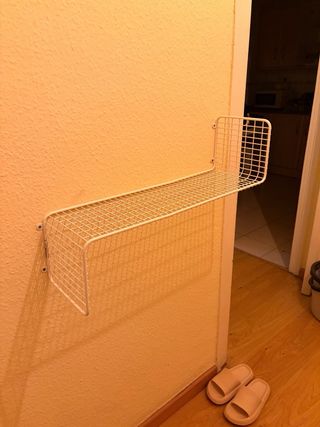 Estantería de pared metálica blanca