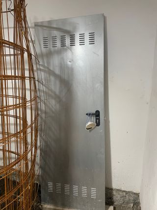 Puerta metálica con llave para garaje/trastero