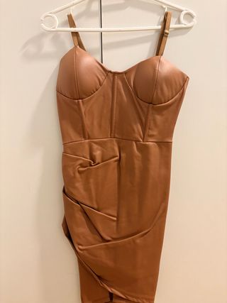 Vestido efecto cuero marrón
