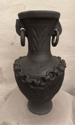 Jarrón de cerámica negro con cadena