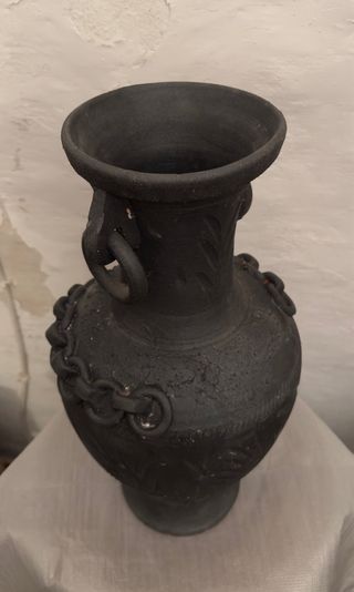 Jarrón de cerámica negro con cadena