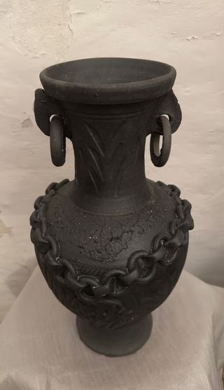 Jarrón de cerámica negro con cadena