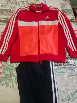 Chándal Adidas niño rojo y naranja. Talla 11-12 añ