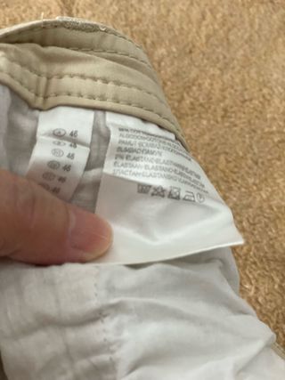 Pantalón beige corte recto,