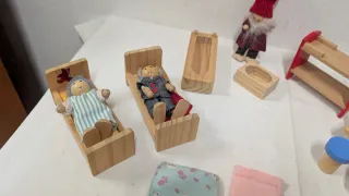 Muebles de madera para casa de muñecas