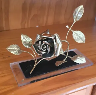 Figura Rosa Latón Decorativa