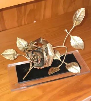 Figura Rosa Latón Decorativa