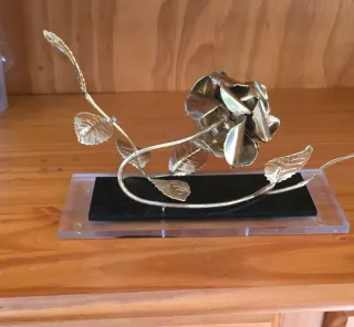 Figura Rosa Latón Decorativa
