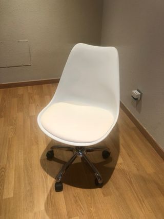 Silla de oficina blanca con ruedas