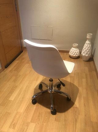 Silla de oficina blanca con ruedas