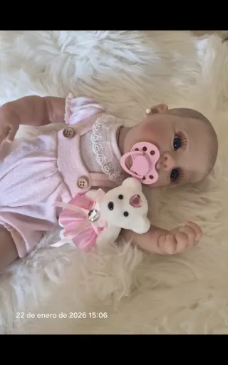 Bebé Reborn realista con chupete