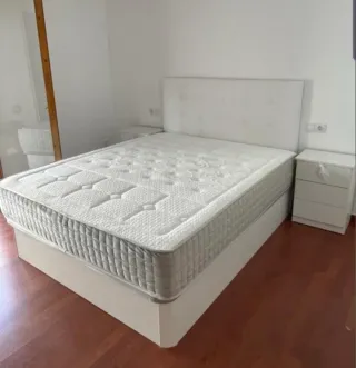 Cama canapé con cabecero blanco