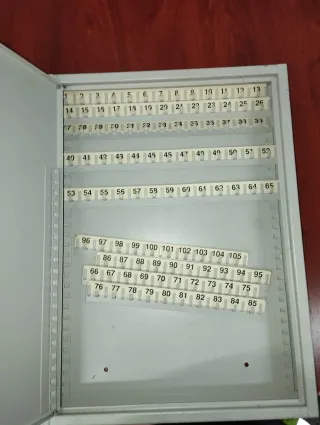 Cajón metálico guarda llaves