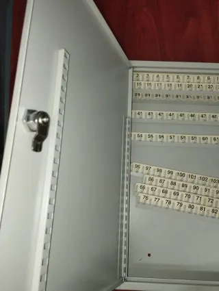 Cajón metálico guarda llaves