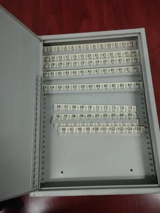 Cajón metálico guarda llaves