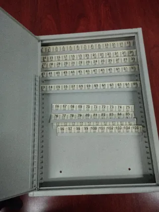 Cajón metálico guarda llaves