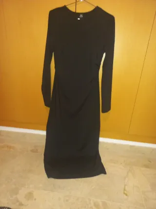 Vestido negro ajustado manga larga