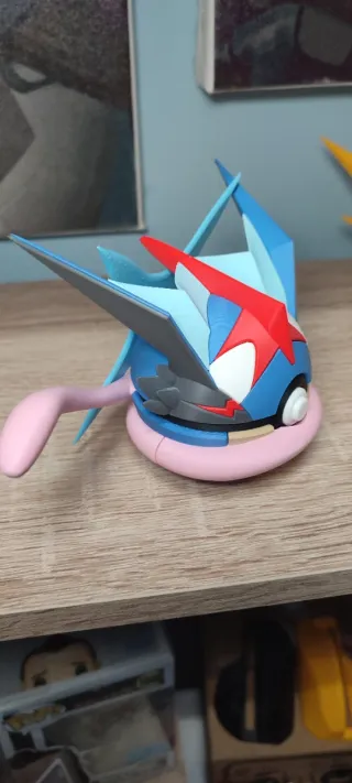 Figura Coleccionable Pokeball Ash-Greninja matte