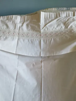 Cortina de encaje blanco con bolillos