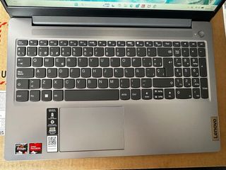 Portátil Lenovo Slim 3 Ryzen 5 512GB