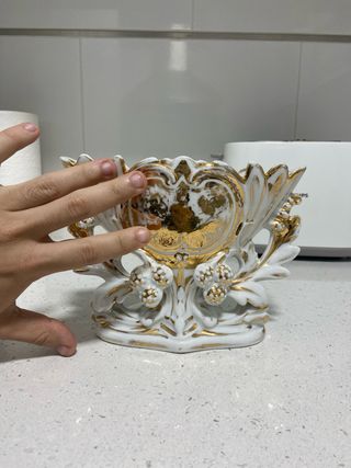 Jarrón antiguo blanco y dorado