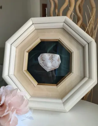 Cameo artigianale con cornice ottagonale