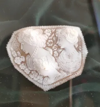 Cameo artigianale con cornice ottagonale