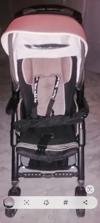 Carro de paseo gris con dibujo de conejo