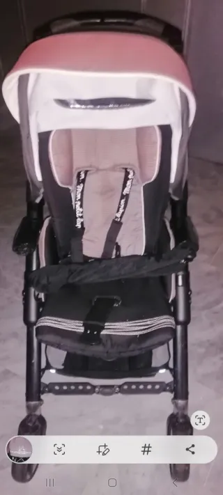 Carro de paseo gris con dibujo de conejo