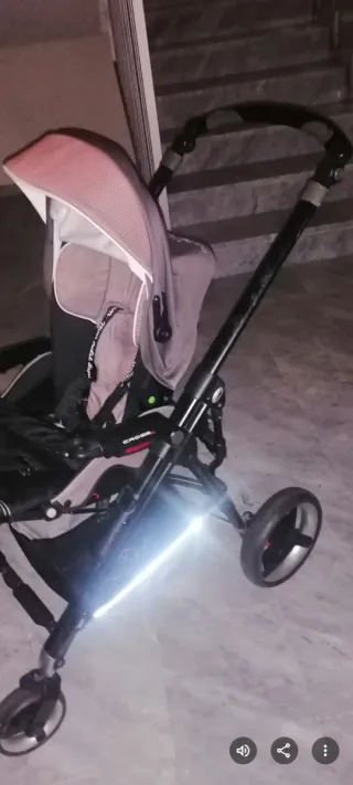 Carro de paseo gris con dibujo de conejo